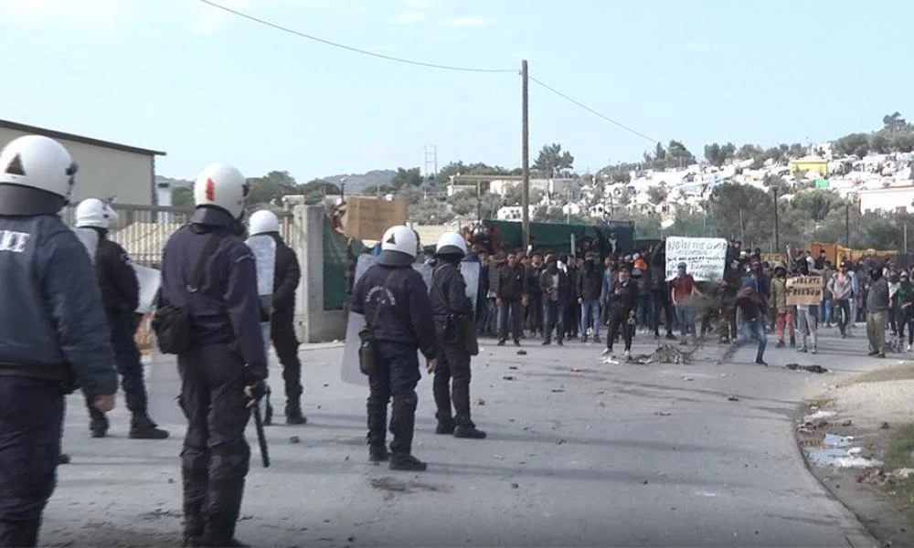 Εκατοντάδες μετανάστες έφυγαν από τη Μόρια - Πηγαίνουν στο λιμάνι!